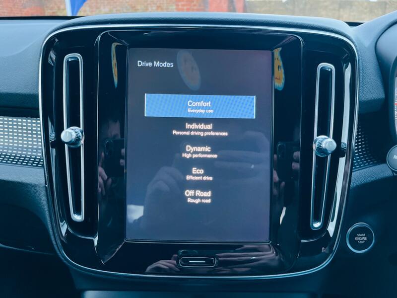 VOLVO XC40