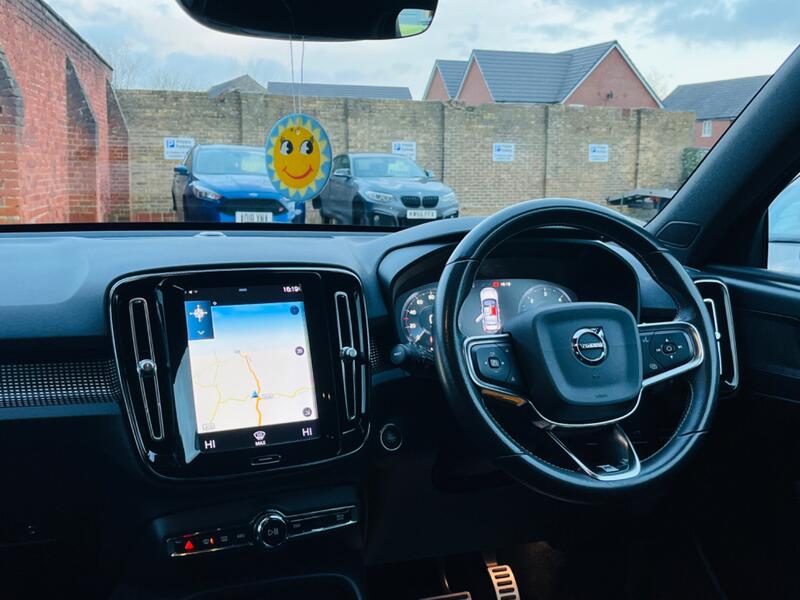 VOLVO XC40