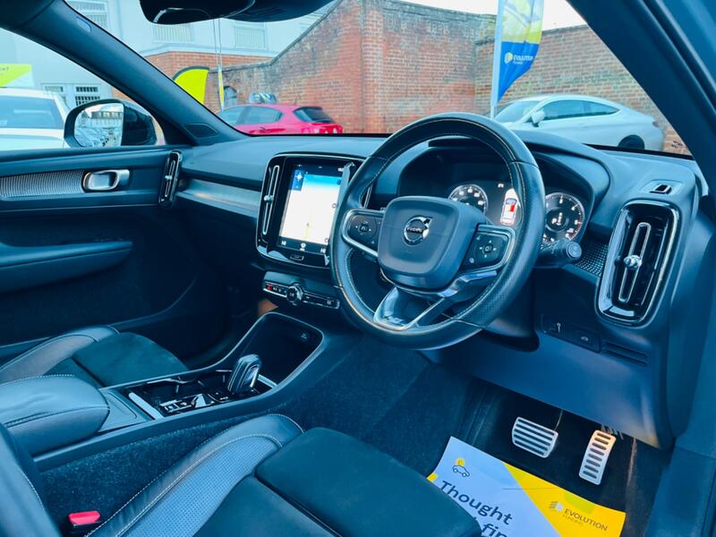 VOLVO XC40