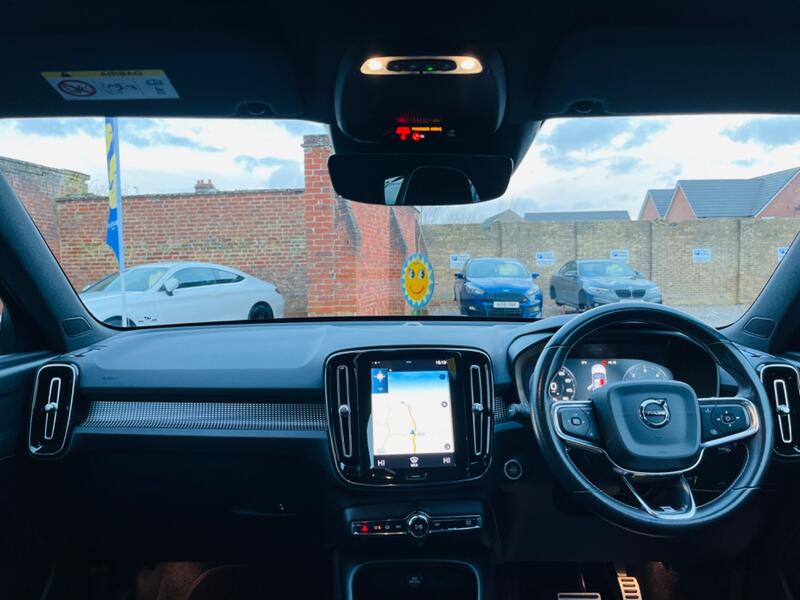 VOLVO XC40